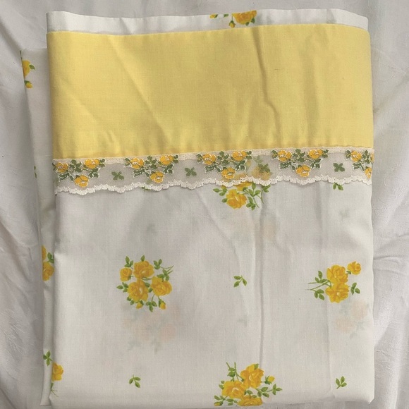 Vintage full size flat sheet, percale, yellow floral - Picture 1 of 3